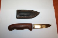 200 lt su odiniu dėklu. Geležtės ilgis 9,7 cm
