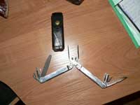 leatherman, pats pirmas peilis-irankiu rinkinys. tiesiog superinis metalas!!! reples ir yra reples, o ne ju parodija, kazkada su jomis kaliau, cvekus karpiau, traukiau juos ir dar N visokiu darbu nudirbta, liko tik keletas ibrezimu. dilde irgi savo paskirti gali atlikti. zodziui viskas veikia kaip priklauso, metalas superinis. pradzioje esu ir ne viena serna ir oziuka nudyres :) kaina jo grazi, bet tikrai verta daikto!